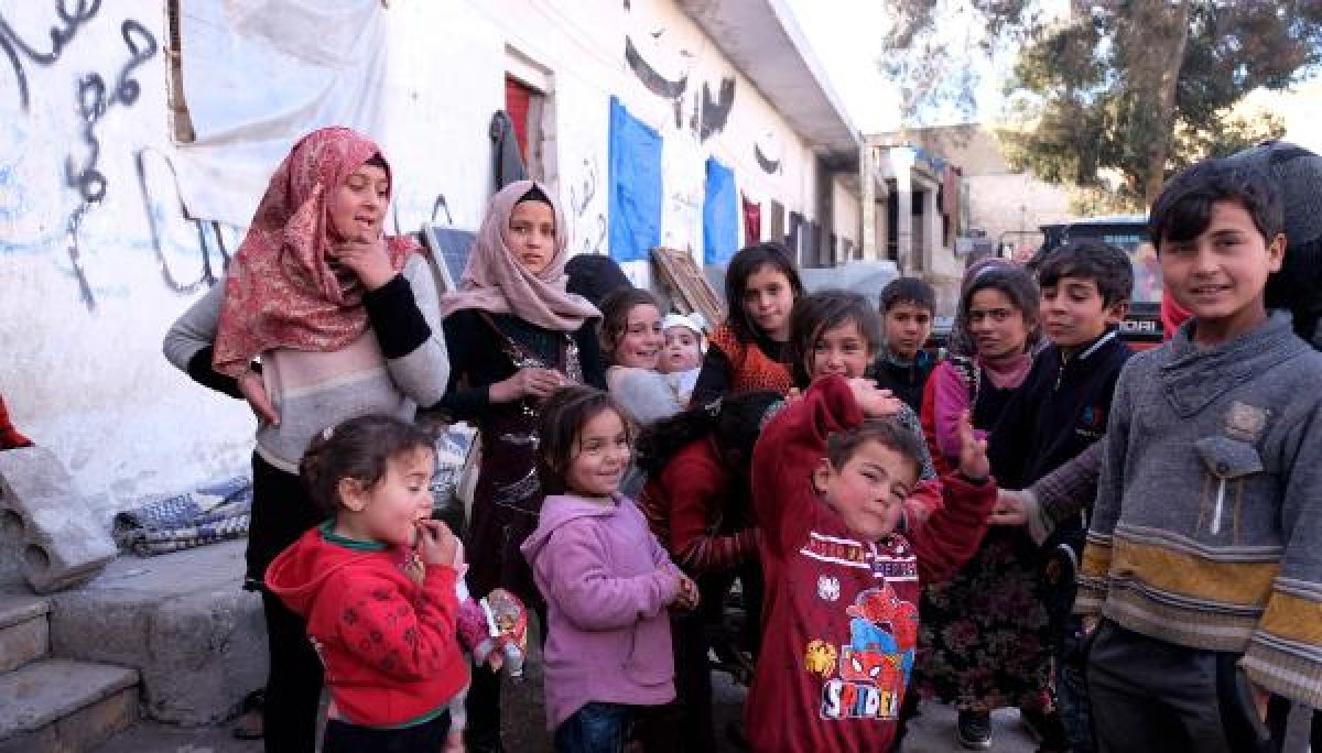 Rejim saldırılarından kaçan aileler, hapishaneye sığındı