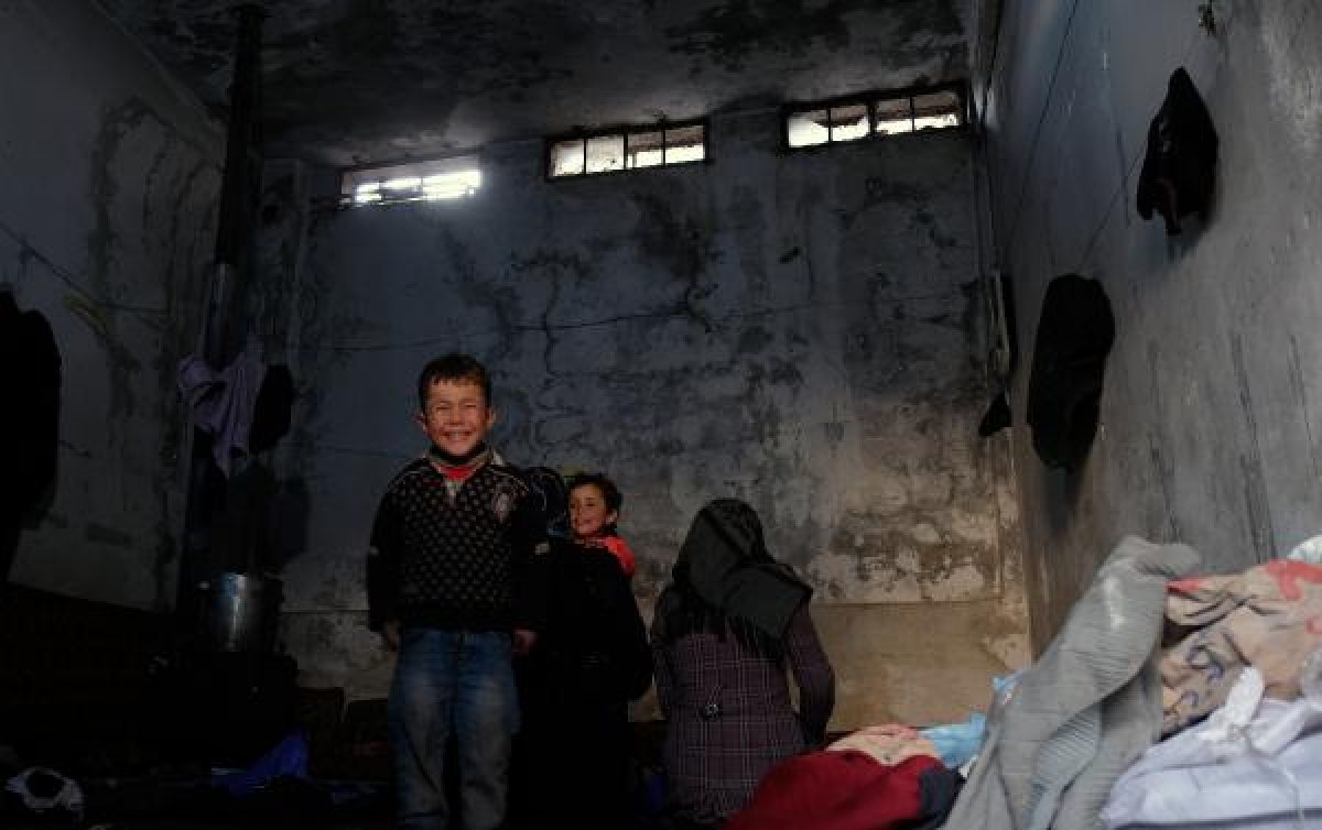 Rejim saldırılarından kaçan aileler, hapishaneye sığındı