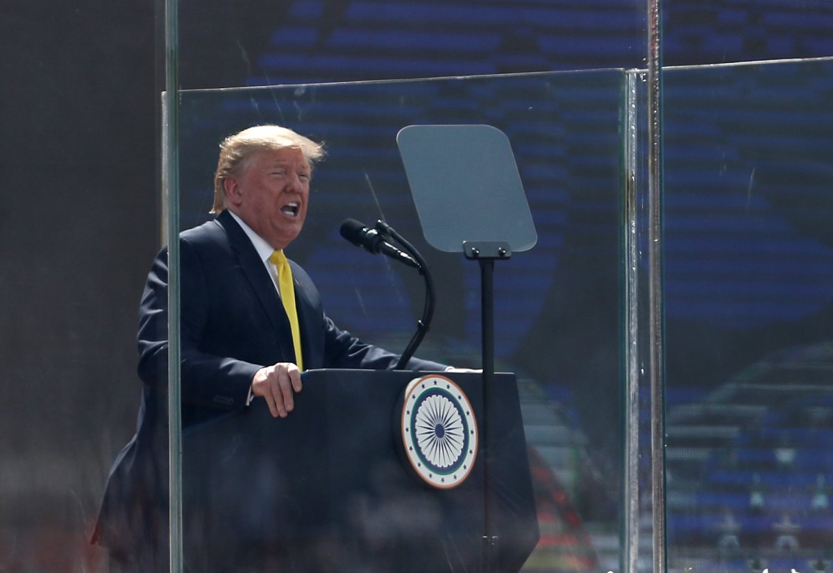 Trump, Hindistan'da 100 bin kişiye seslendi