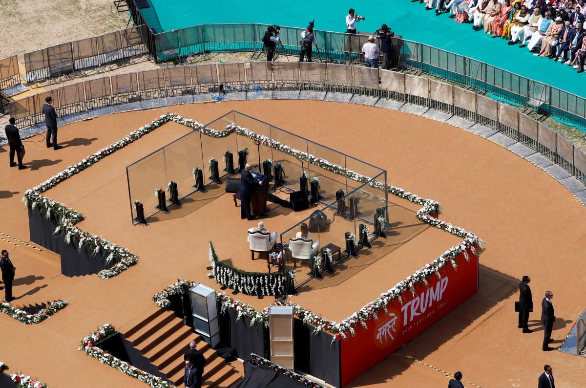 Trump, Hindistan'da 100 bin kişiye seslendi