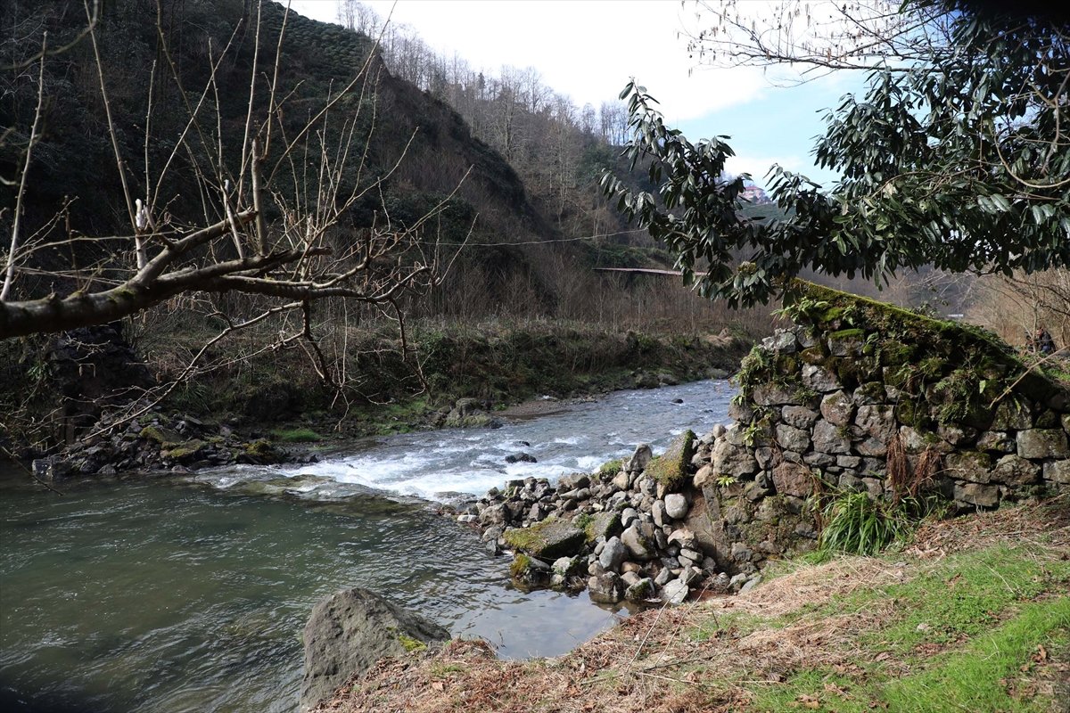Rize'de tarihi kemer köprü yıkıldı