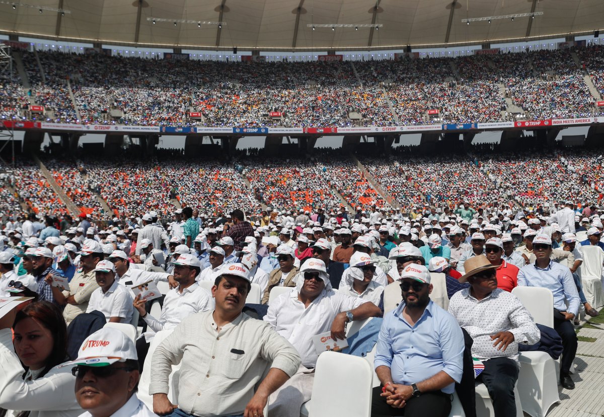 Trump, Hindistan'da 100 bin kişiye seslendi