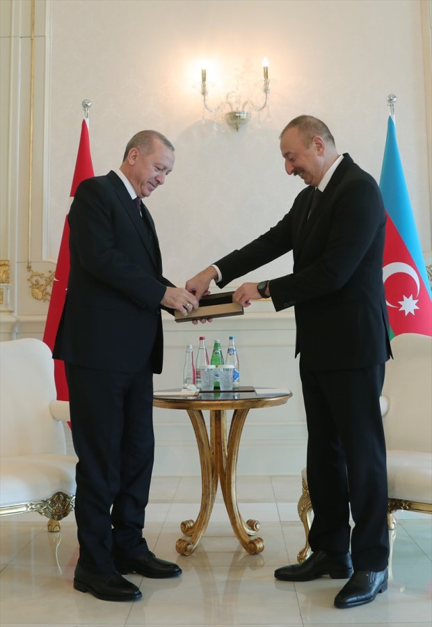 a Cumhurbaşkanı Erdoğan, Aliyev'e tespih hediye etti