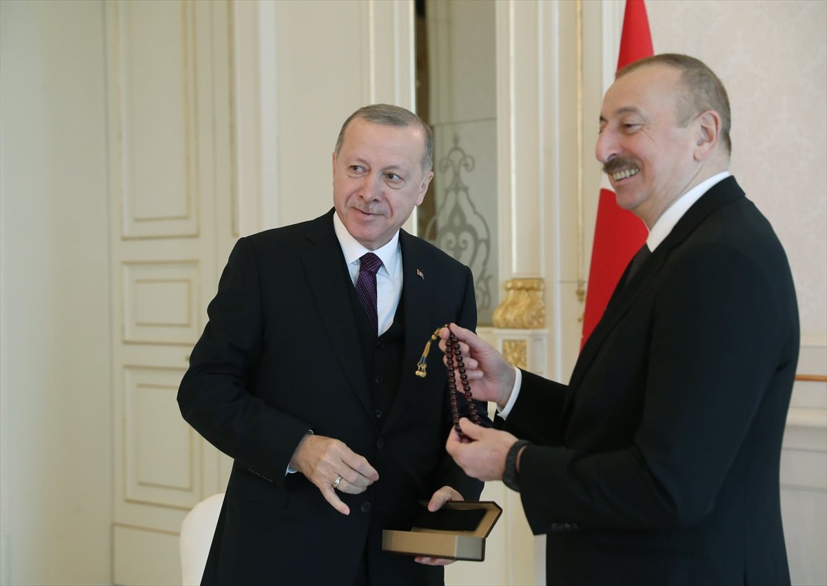 a Cumhurbaşkanı Erdoğan, Aliyev'e tespih hediye etti