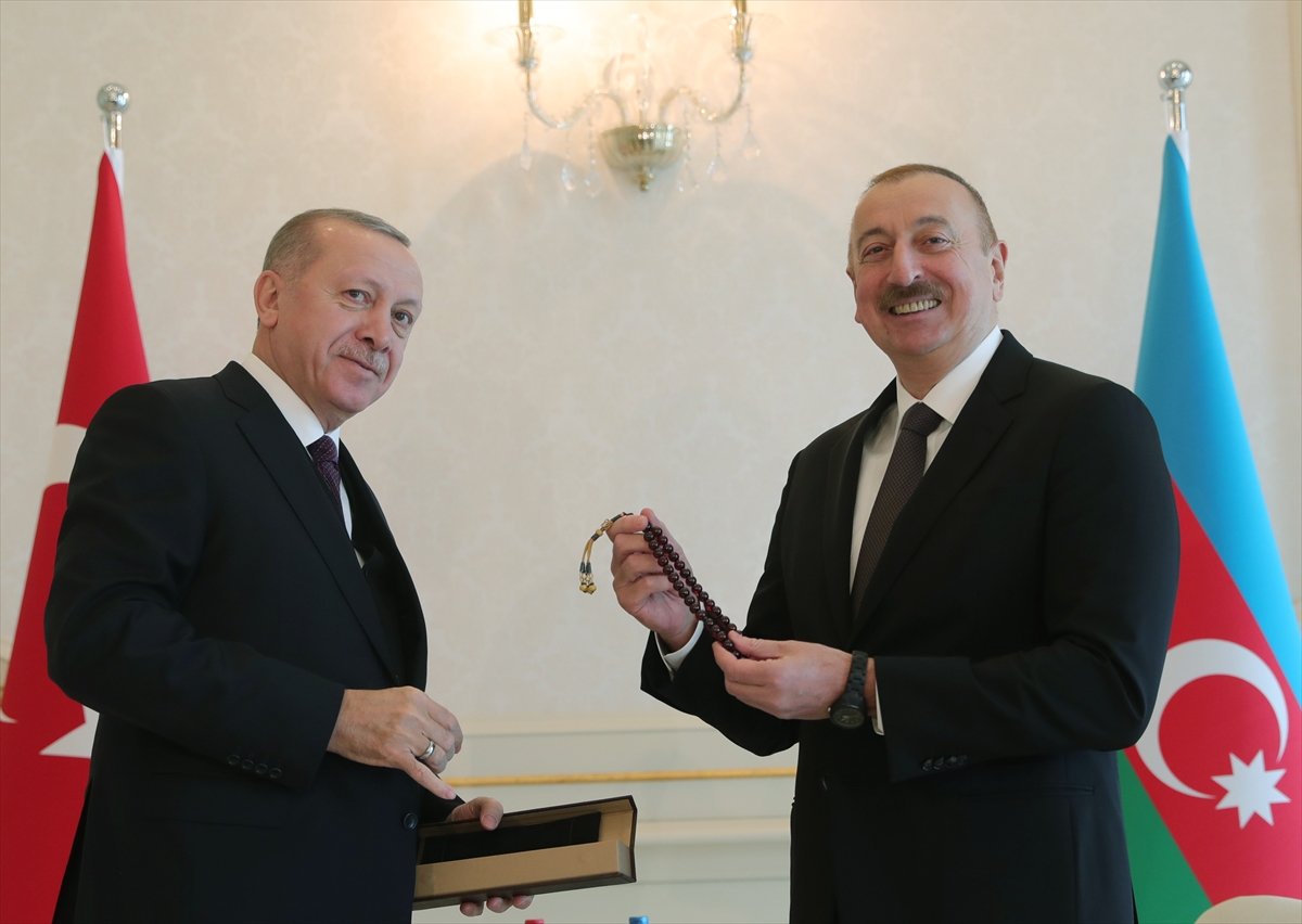 a Cumhurbaşkanı Erdoğan, Aliyev'e tespih hediye etti