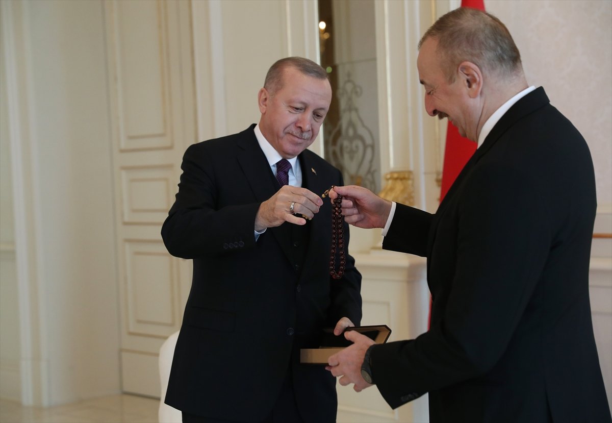 a Cumhurbaşkanı Erdoğan, Aliyev'e tespih hediye etti