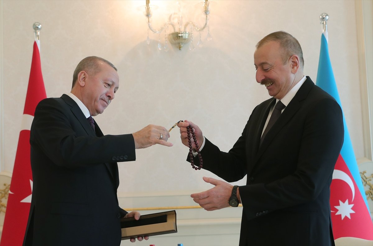 a Cumhurbaşkanı Erdoğan, Aliyev'e tespih hediye etti