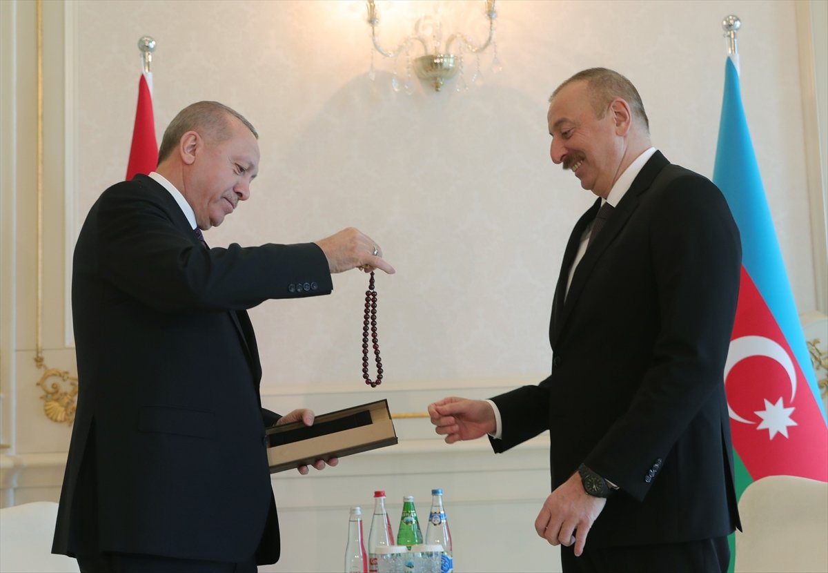 a Cumhurbaşkanı Erdoğan, Aliyev'e tespih hediye etti