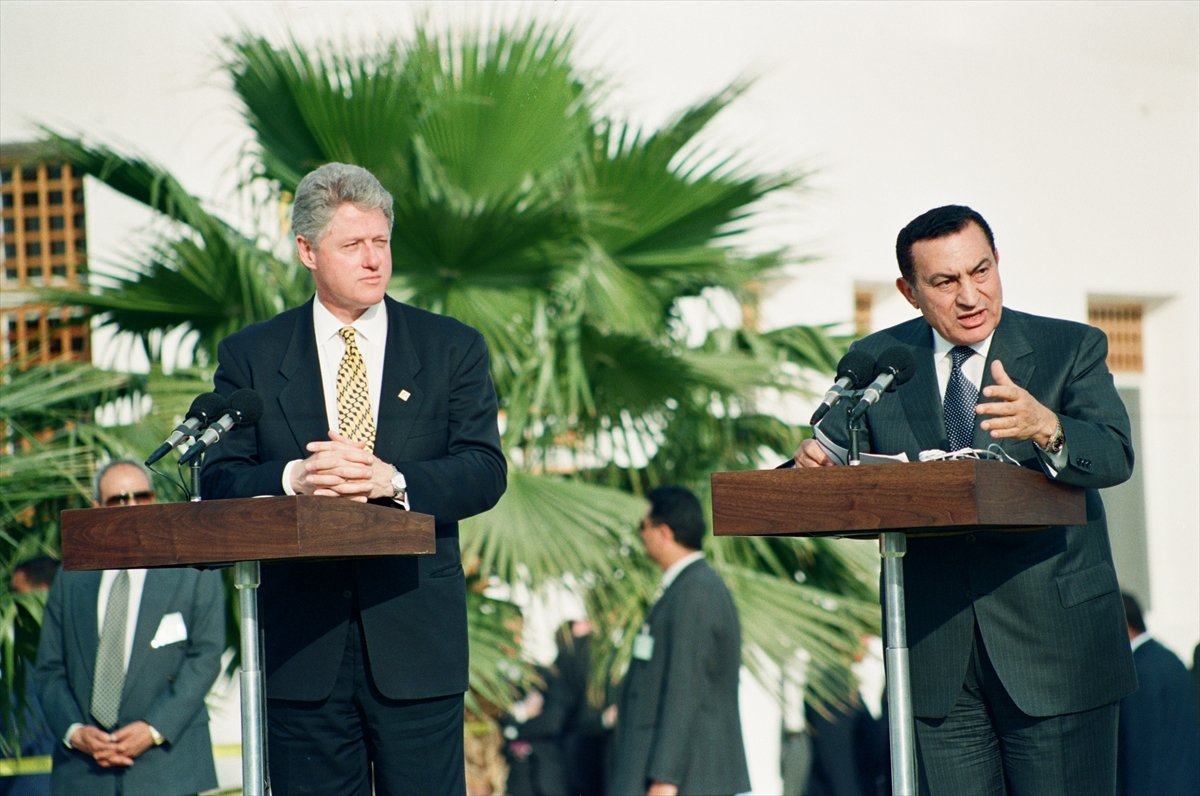 a Mısır'ın devrik lideri Mübarek öldü