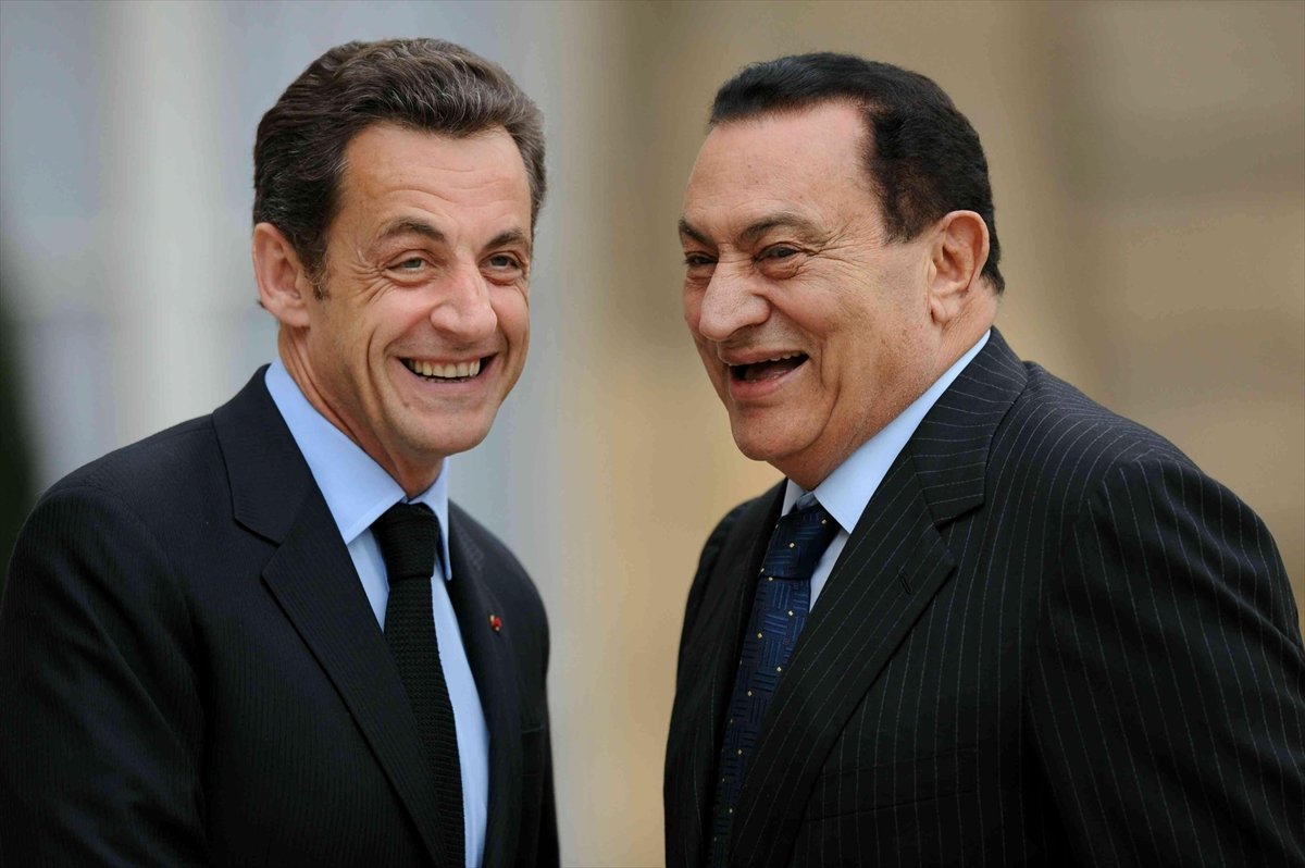 a Mısır'ın devrik lideri Mübarek öldü