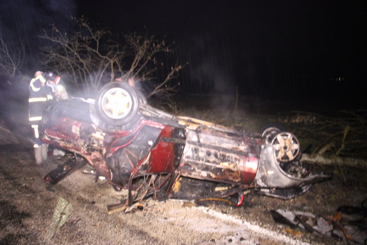 i Çanakkale'de takla atan araç alev aldı