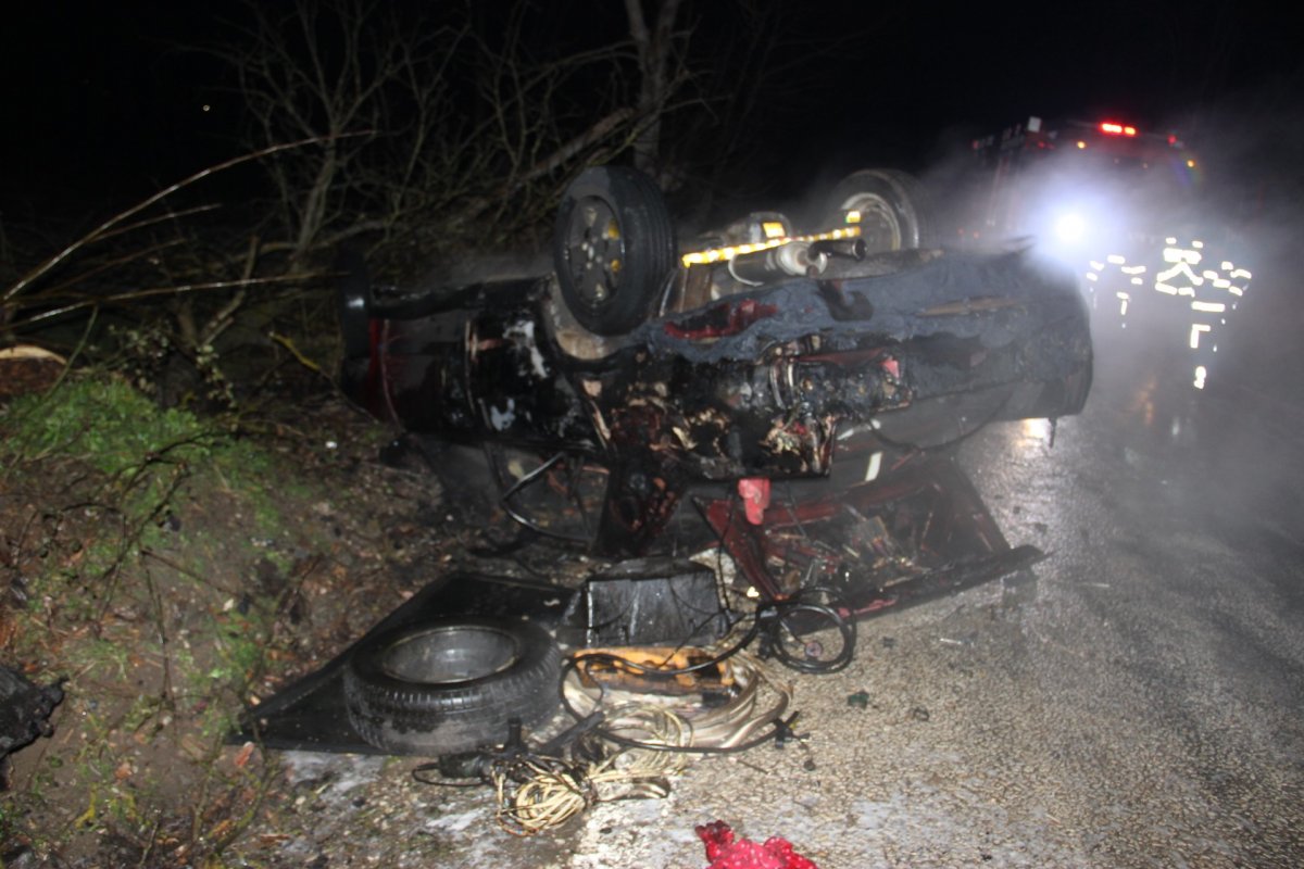 i Çanakkale'de takla atan araç alev aldı