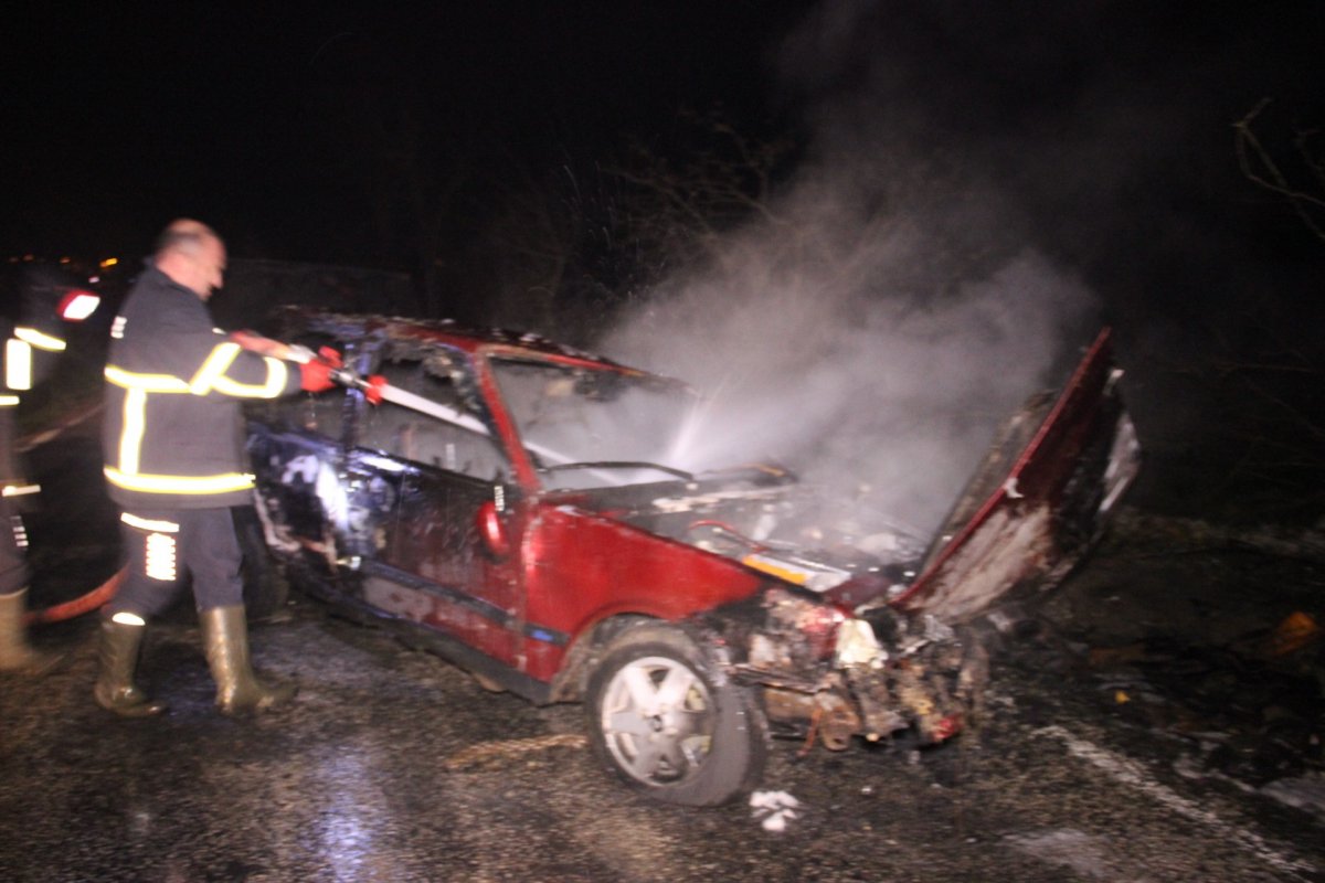 i Çanakkale'de takla atan araç alev aldı