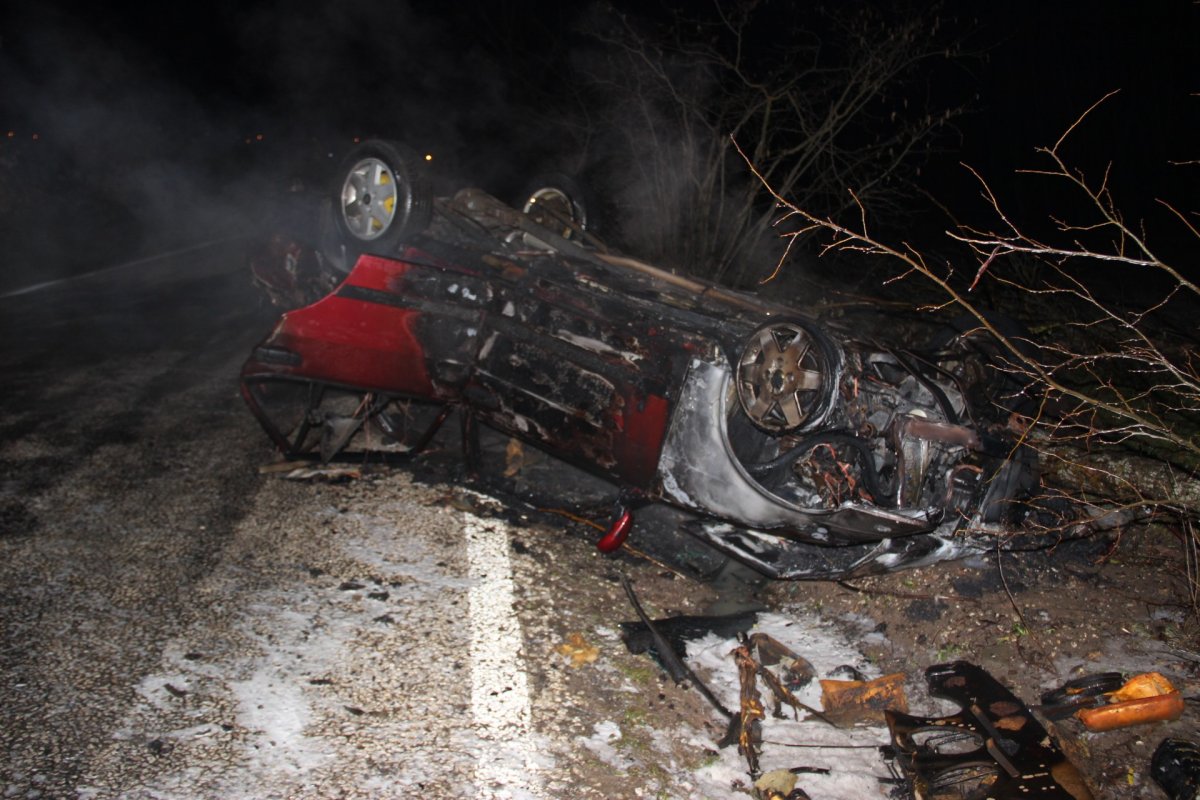i Çanakkale'de takla atan araç alev aldı
