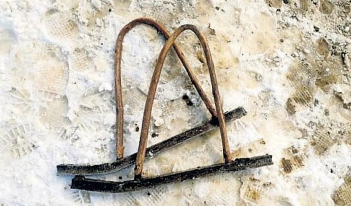 i Bitlis'te demir ve tahtadan kayak takımı yapan çocuklar