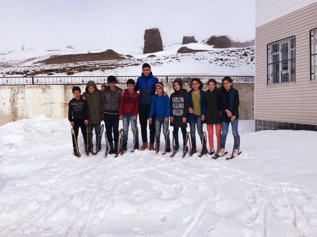 i Bitlis'te demir ve tahtadan kayak takımı yapan çocuklar