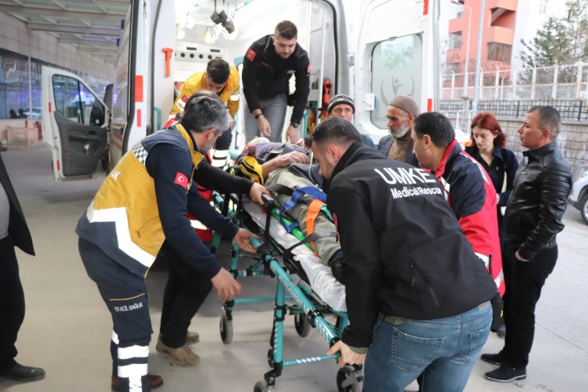 i Siirt'te araç şarampole yuvarlandı: 1'i ağır 3 yaralı