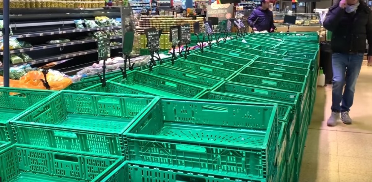 İtalya'da market önlerinde koronavirüs kuyruğu