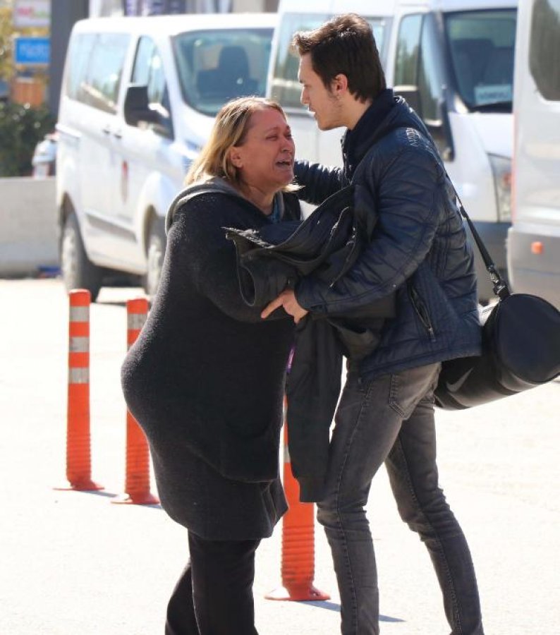 d Kapkaçtan tutuklanan oğlunu görünce ağlamaya başladı