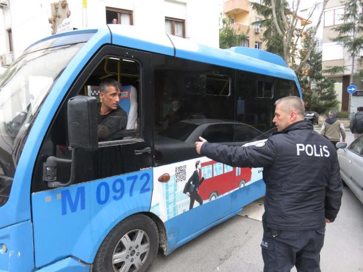 Kadıköy'de güzergah dışına çıkan minibüs kadına çarptı