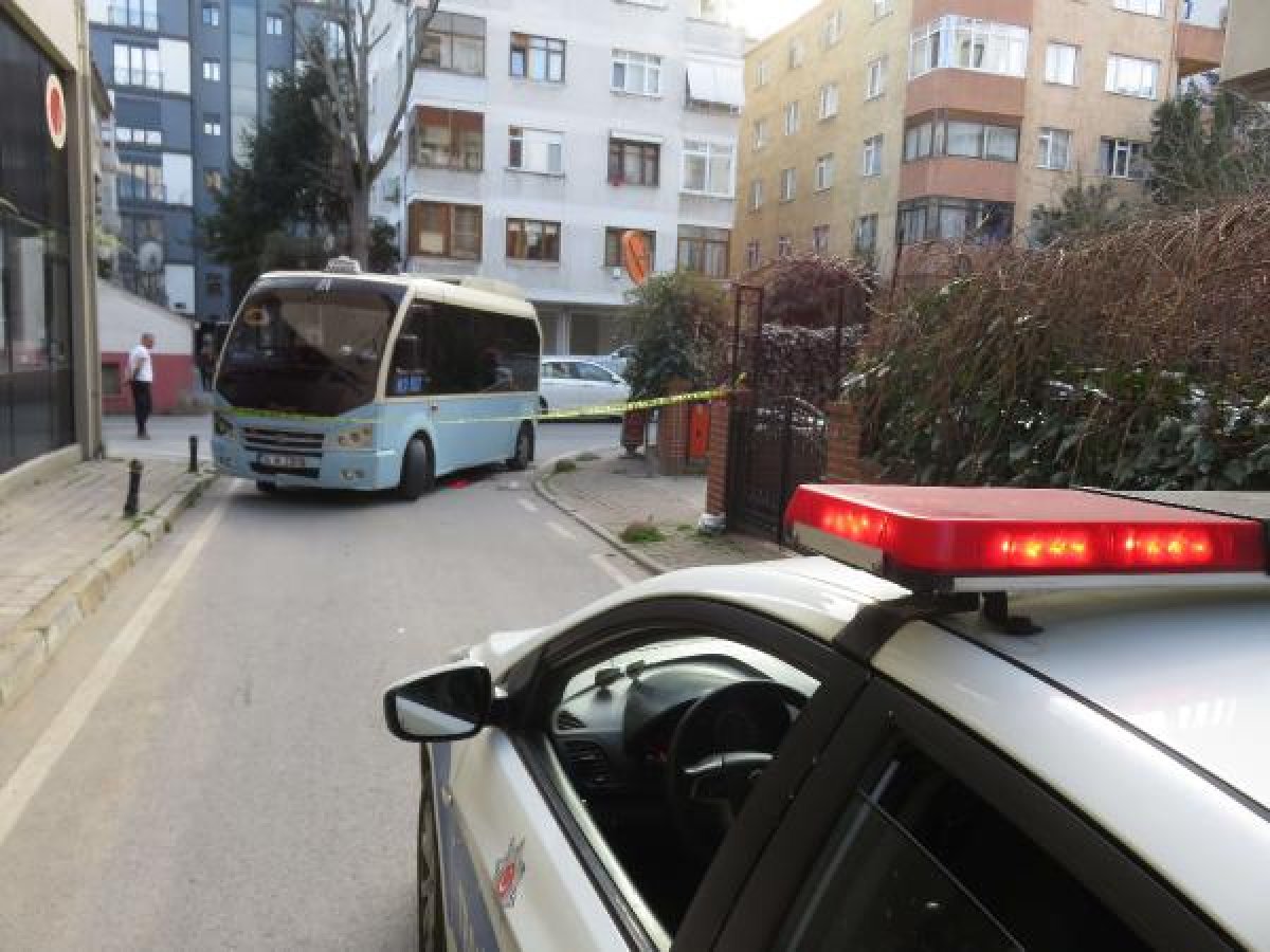 Kadıköy'de güzergah dışına çıkan minibüs kadına çarptı
