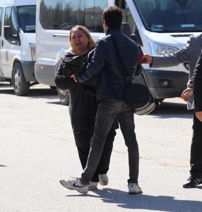 d Kapkaçtan tutuklanan oğlunu görünce ağlamaya başladı