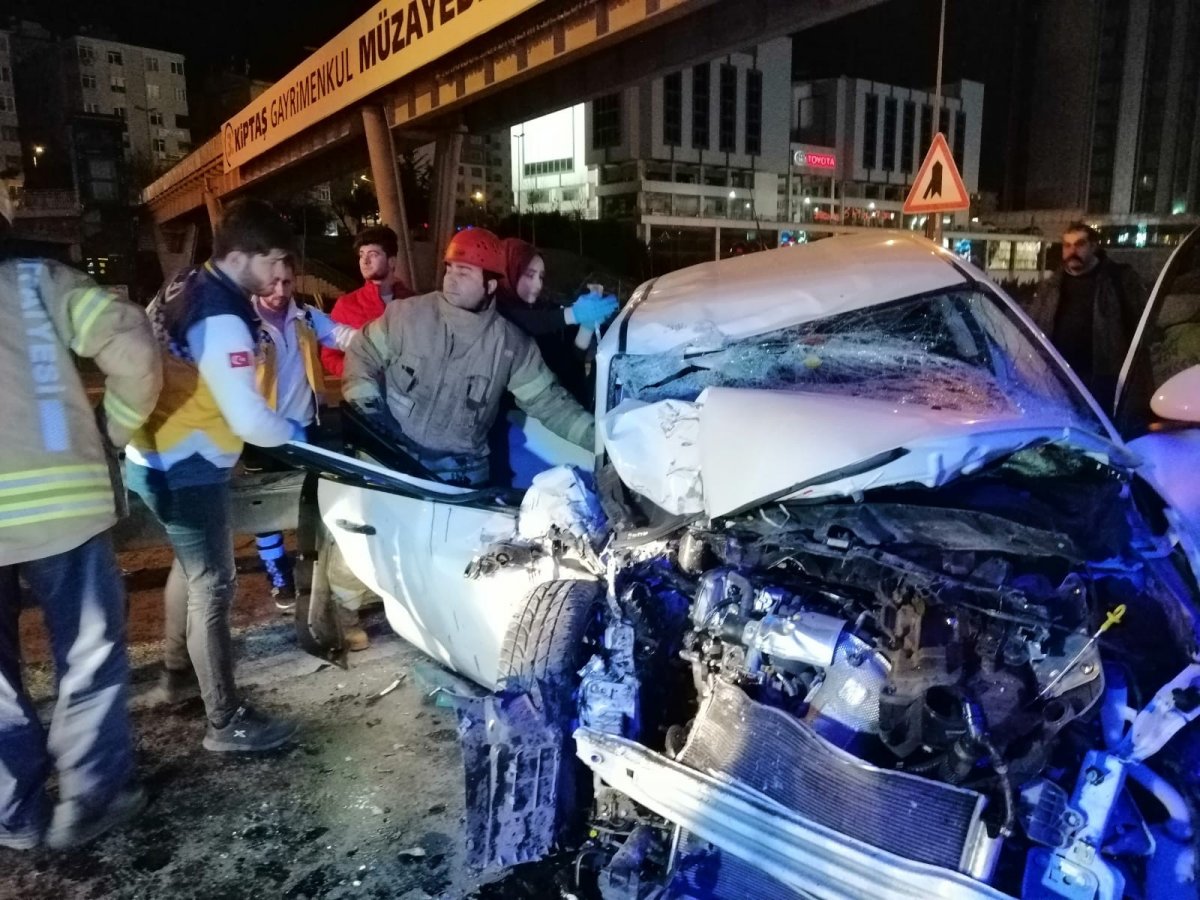 i Ataşehir'de aşırı hızlı araç halk otobüsüne çarptı