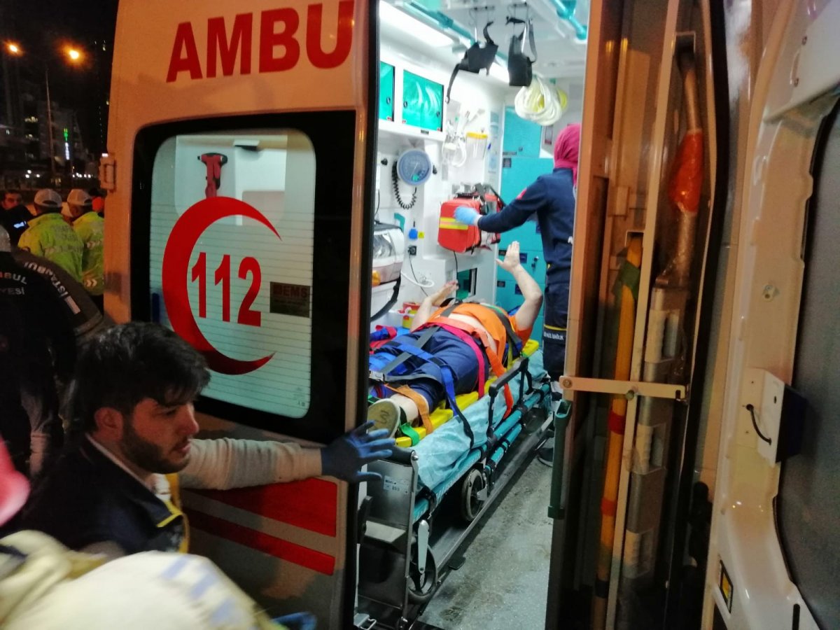 i Ataşehir'de aşırı hızlı araç halk otobüsüne çarptı