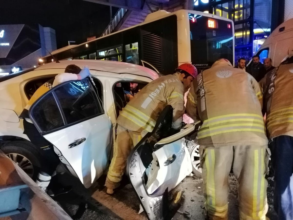 i Ataşehir'de aşırı hızlı araç halk otobüsüne çarptı