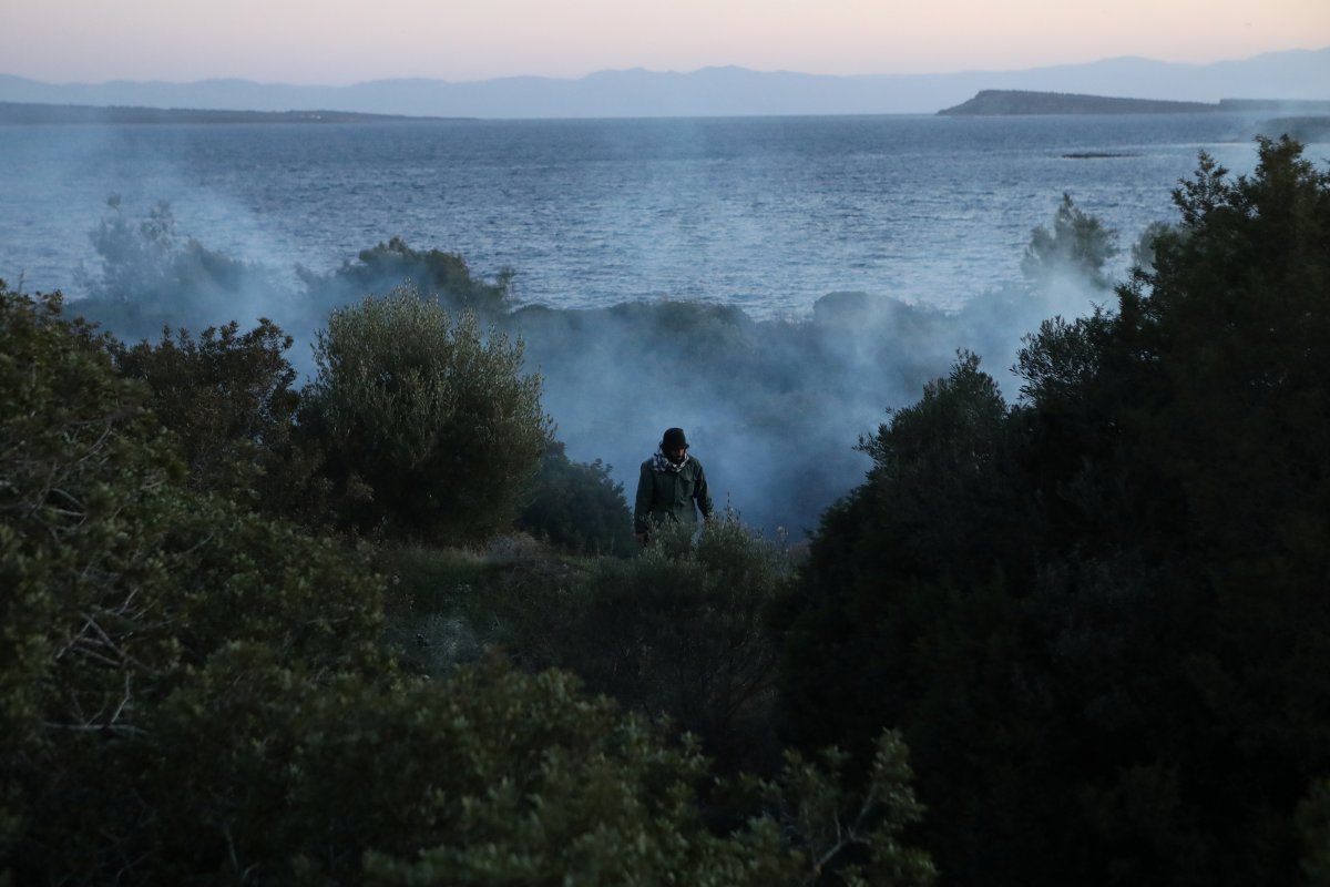 r Yunanistan'da ada halkı göçmen kampları için sokakta