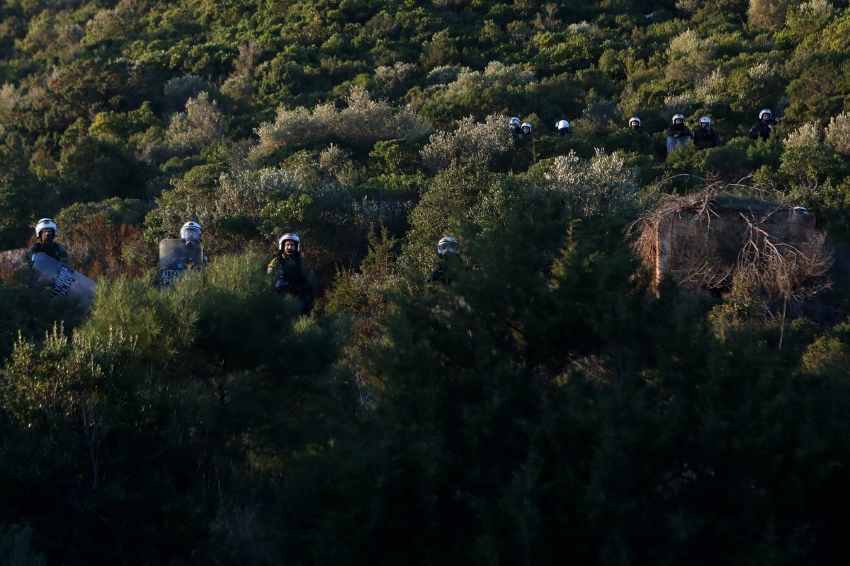 r Yunanistan'da ada halkı göçmen kampları için sokakta