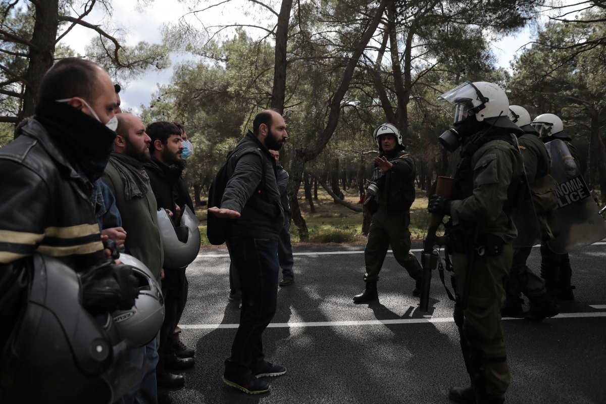 r Yunanistan'da ada halkı göçmen kampları için sokakta