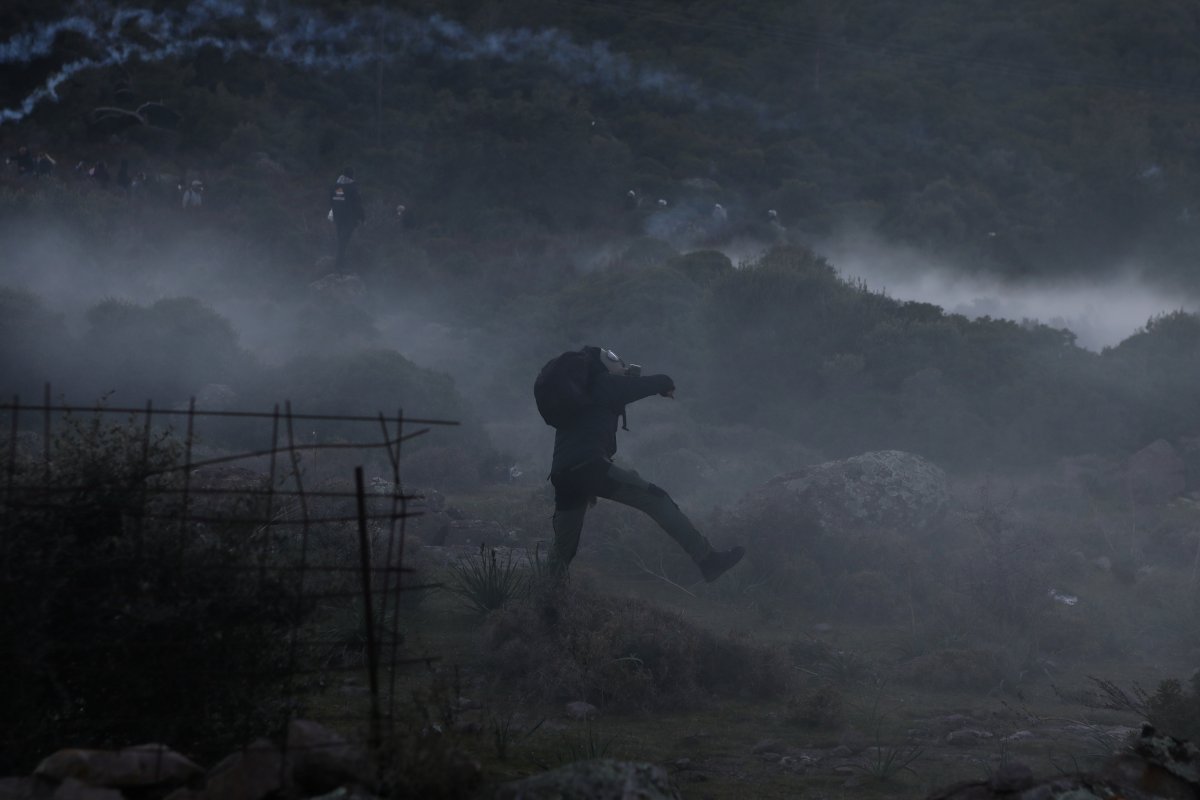 r Yunanistan'da ada halkı göçmen kampları için sokakta