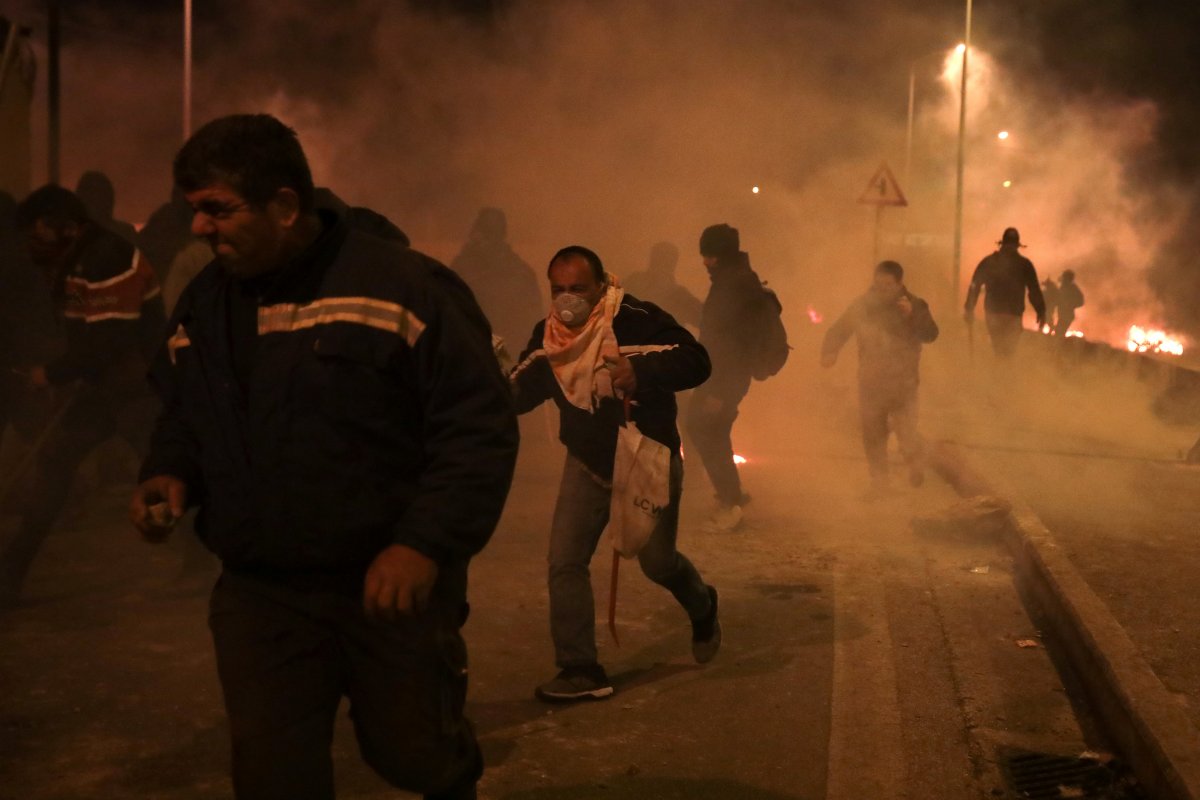 r Yunanistan'da ada halkı göçmen kampları için sokakta