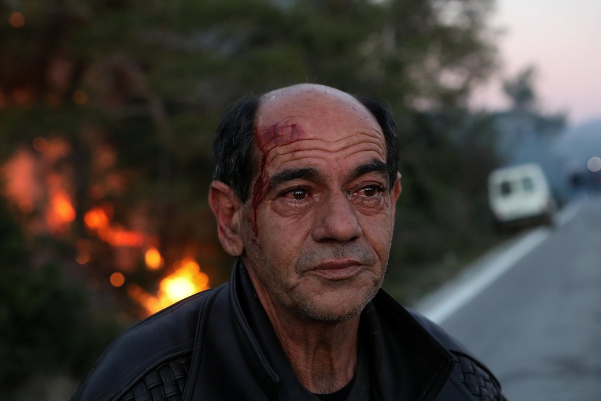 r Yunanistan'da ada halkı göçmen kampları için sokakta