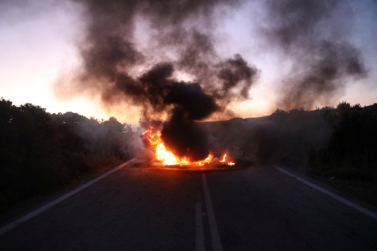 r Yunanistan'da ada halkı göçmen kampları için sokakta