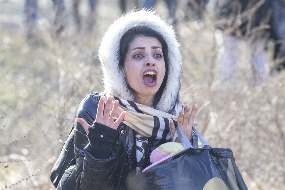 a Yunan polisinden göçmenlere biber gazlı müdahale