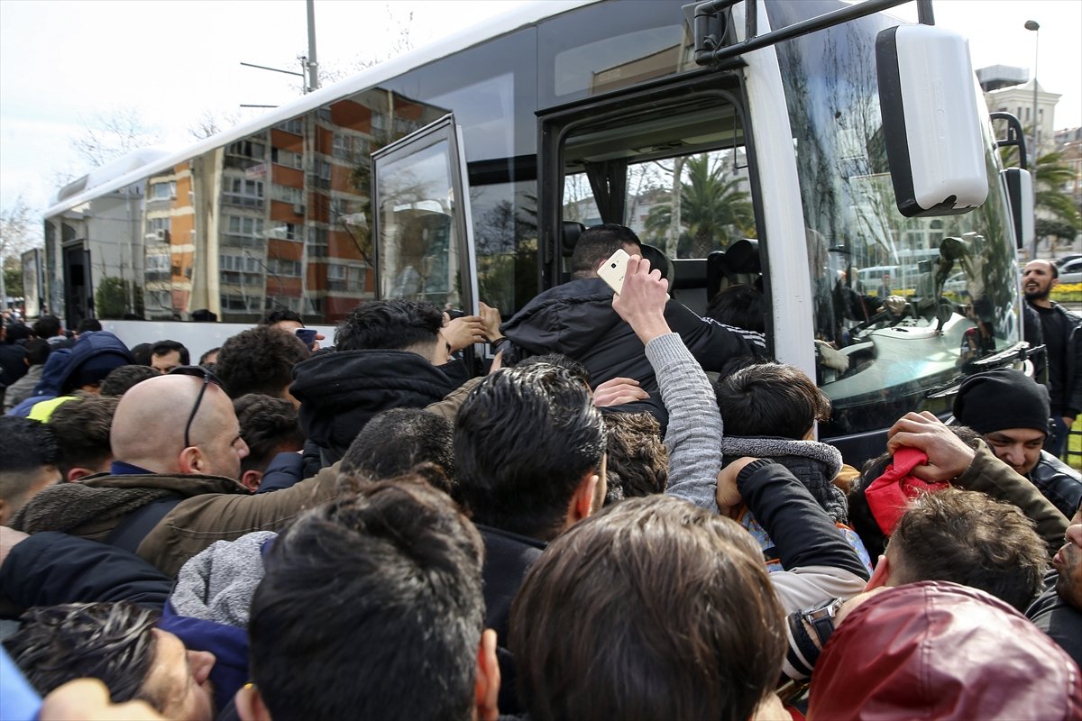 a Mülteciler akın akın sınıra doğru gidiyor