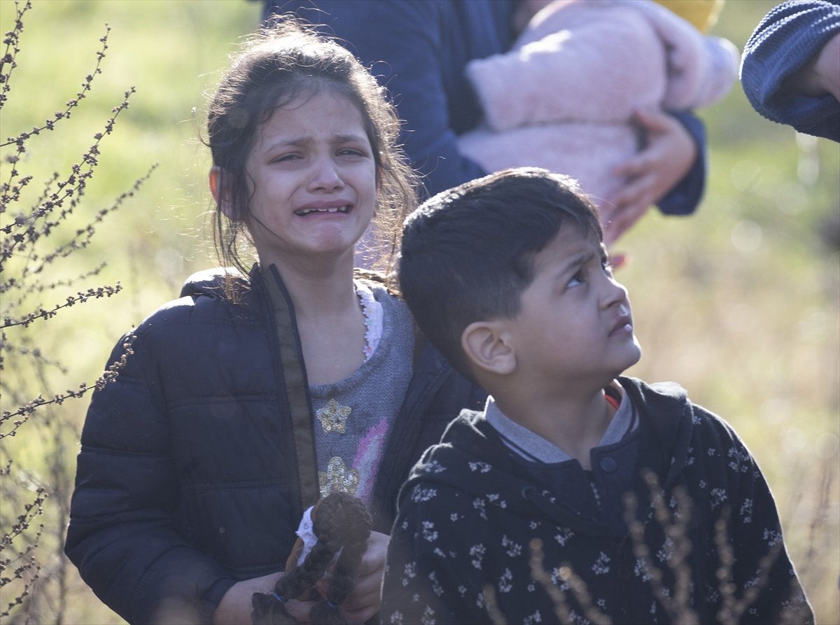 a Yunan polisinden göçmenlere biber gazlı müdahale