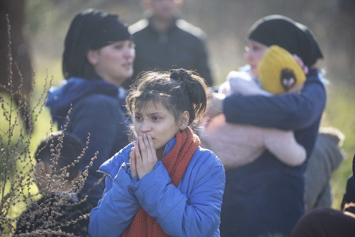 a Yunan polisinden göçmenlere biber gazlı müdahale