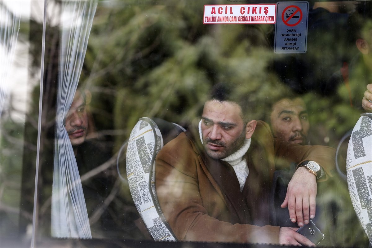 a Mülteciler akın akın sınıra doğru gidiyor