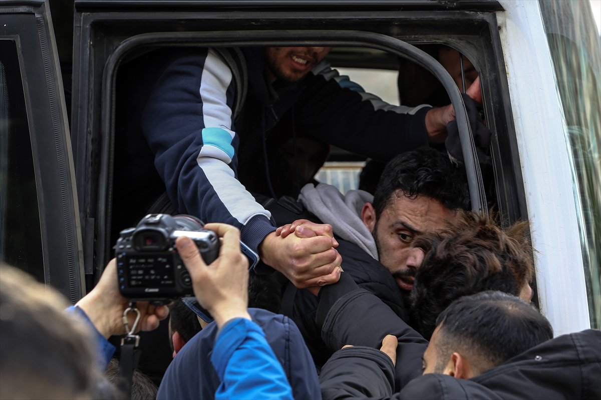 a Mülteciler akın akın sınıra doğru gidiyor