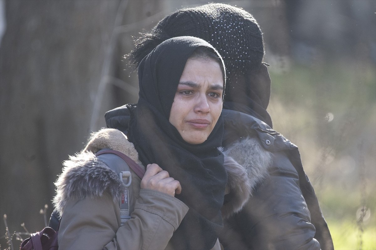 a Yunan polisinden göçmenlere biber gazlı müdahale