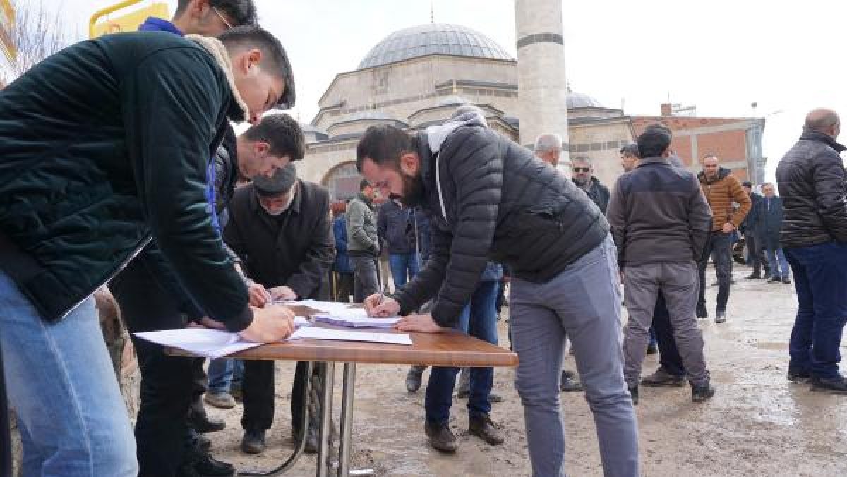d Kangal'da bir grup, askere gitmek için dilekçe verdi