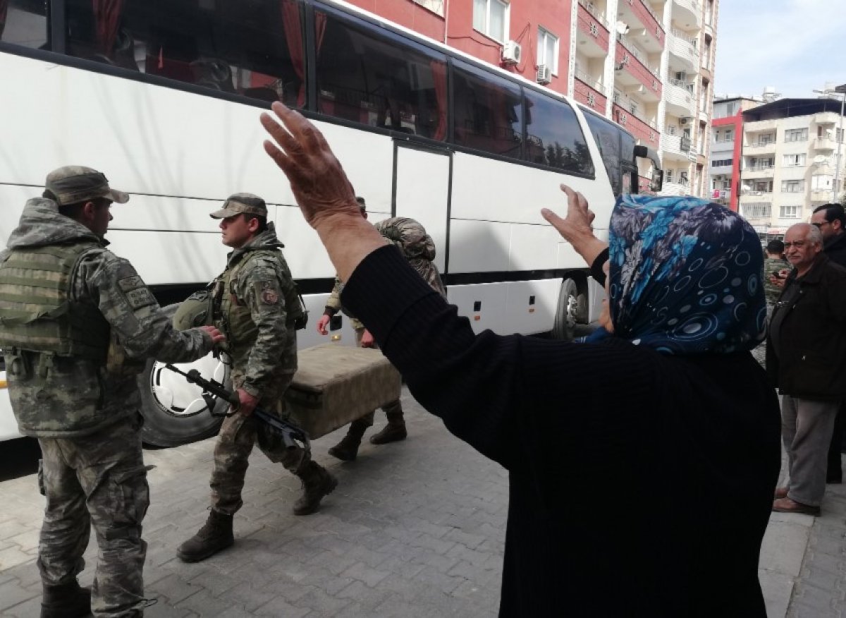 Suriye sınırına komando ve askeri araç sevkiyatı