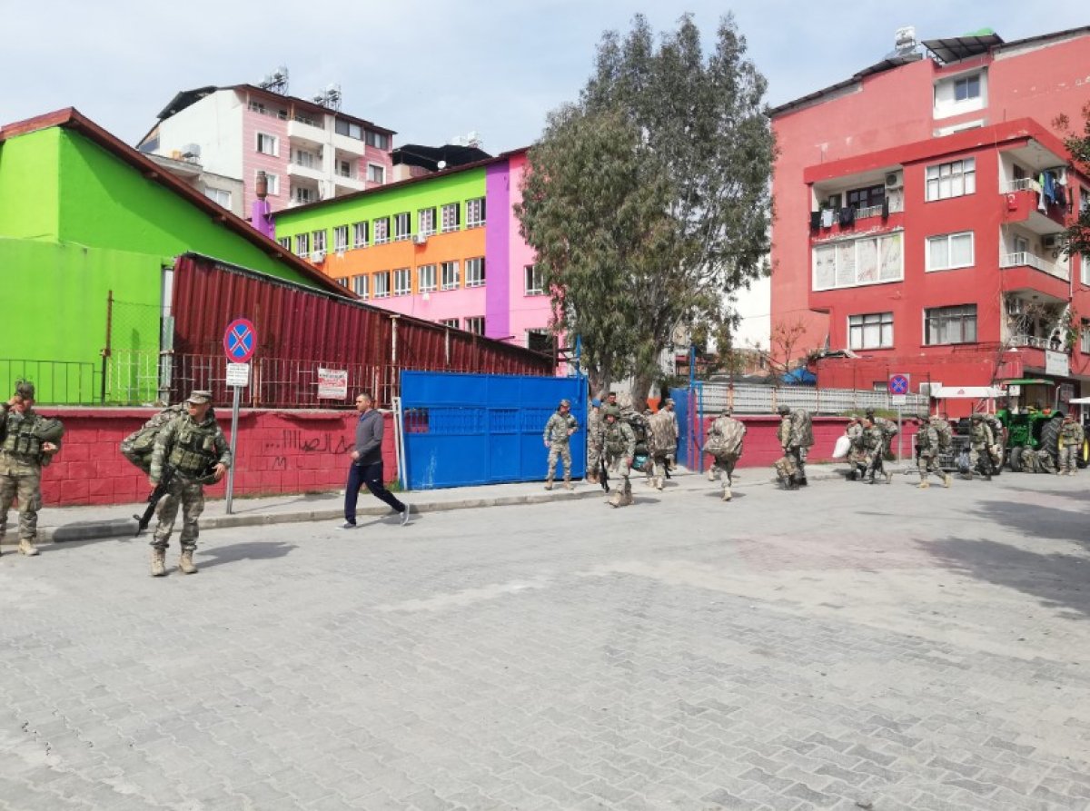 Suriye sınırına komando ve askeri araç sevkiyatı