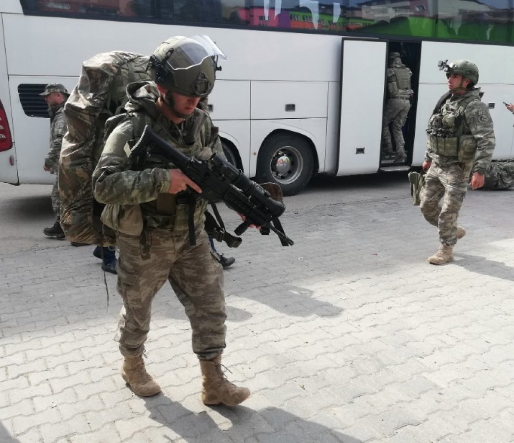 Suriye sınırına komando ve askeri araç sevkiyatı
