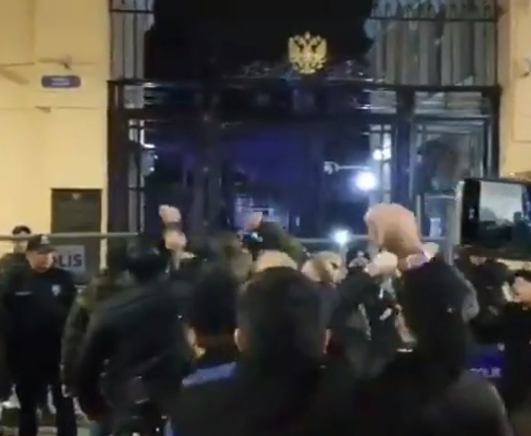 Rusya'nın İstanbul Başkonsolosluğu önünde protesto