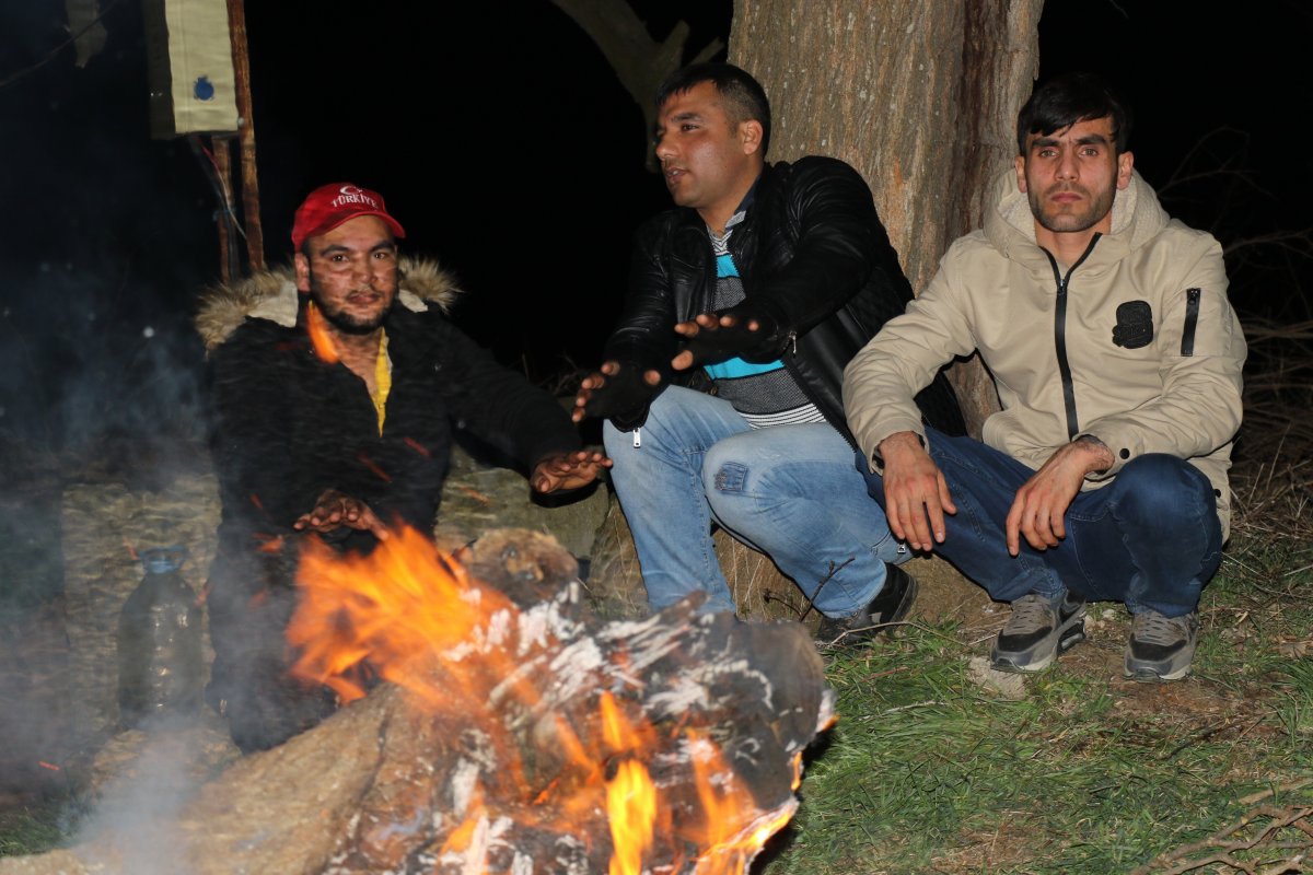 i Göçmenlerin sınırdaki bekleyişi sürüyor