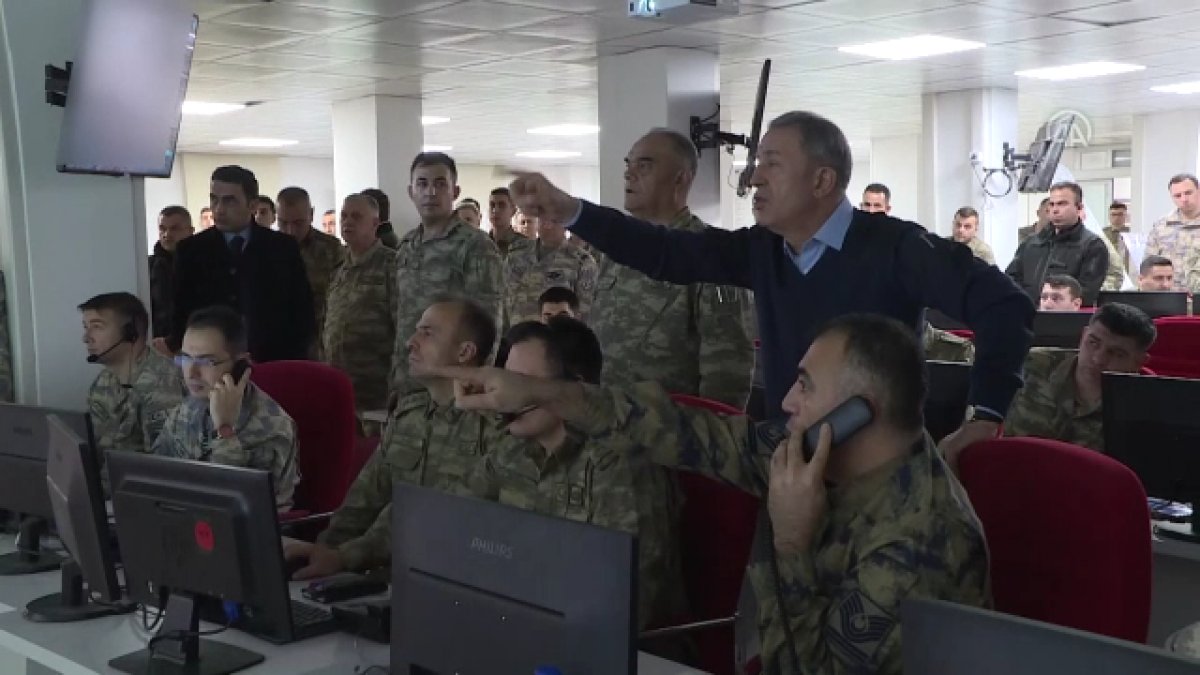 a Hulusi Akar'ın komutanlara vurun emri verdiği o an